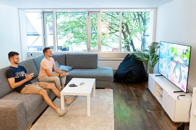 Gaming break with two Leuchter employees on the sofa