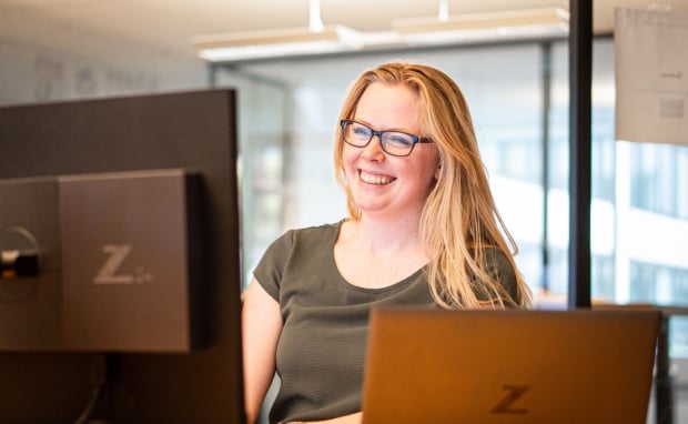 Employee in front of the computer
